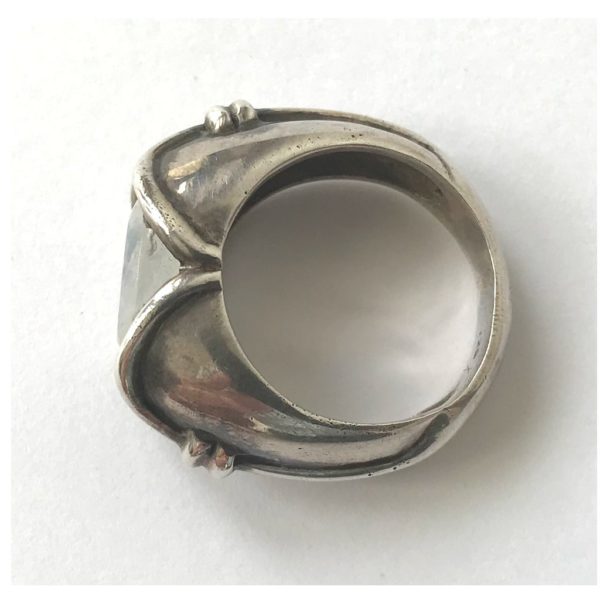 Elegant Rainbow Stone Oyester Ring - Image 4