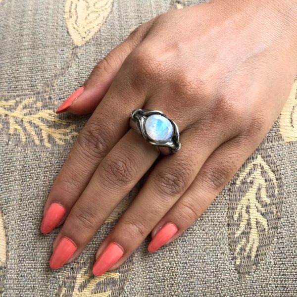Elegant Rainbow Stone Oyester Ring - Image 3