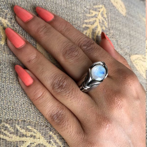 Elegant Rainbow Stone Oyester Ring - Image 2