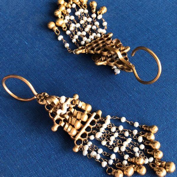 Gold plated pearl string designer vintage earrings - Image 2